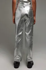 Pantalón plateado de cuero de oveja, tiro medio, calce recto, con bolsillos frontales con cierre metálico y bolsillos traseros tipo jeaneros.