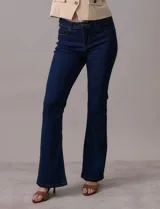Jean bootcut de tiro alto, pierna recta y terminación bootcut. Pretina con pasadores, botón y cierre. Delantera y trasera con bolsillos.