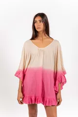 Vestido corto de algodón con diseño en degradé color beige y fucsia, escote redondo fruncido, mangas amplias con volados y ruedo con volados.