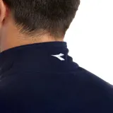 Buzo de micropolar azul marino con cuello alto y cierre frontal parcial. Presenta un bolsillo vertical con cierre en el pecho con detalle de cinta con la palabra 'UTILITY'.