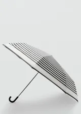 Paraguas plegable con diseño de rayas horizontales en color negro y blanco, con mango curvo de plástico negro.
