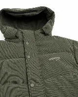 Campera puffer con capucha, confeccionada en pana de textura acanalada color verde militar. Presenta cierre frontal con botones a presión y logo de la marca bordado en el pecho.