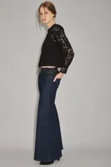 Jean oxford de tiro medio, color azul oscuro, con recortes en los laterales y tejido rígido.