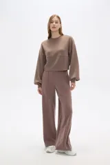 Buzo negro de corte cropped, con cuello redondo y mangas largas abullonadas.