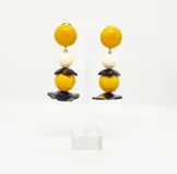 Aros colgantes con clip, con diseño de esferas de resina color amarillo, blanco y marrón, con detalle de flor en la parte inferior.
