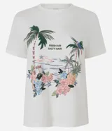 Remera blanca de algodón con cuello redondo, mangas cortas y estampa frontal con diseño tropical de palmeras y la inscripción "Fresh Air Salty Hair".