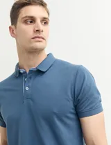 Chomba verde con cuello polo y tapeta de dos botones.