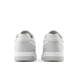 Championes urbanos New Balance modelo BB480LHI, inspirados en el baloncesto clásico, color blanco con detalles en gris.