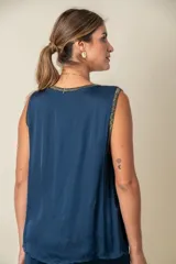 Blusa italiana de seda viscosa negra, sin mangas, con cuello en V y ribete dorado en cuello y sisas.