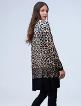 Cárdigan largo tejido con estampado animal print en tonos rosa, negro y marrón. Tiene bolsillos delanteros y está confeccionado en rayón.