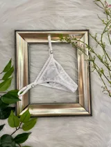 Microtanga blanca de algodón con tiras regulables.