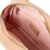 Cartera mini de estilo clásico confeccionada en símil cuero color nude, con cierre superior, asas fijas y correa regulable extraíble. Presenta herrajes plateados y logo metálico frontal.