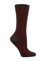 Calcetines de caña media con diseño de rayas verticales en color bordó y gris, con el logo de la marca bordado en la parte superior.