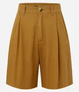 Bermuda color ocre de sarga, con cintura alta elástica, cierre con botón y cremallera, bolsillos laterales y pliegues delanteros.
