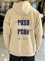 Canguro oversize de color beige con capucha y estampado en la espalda que dice "PUSH Through FEAR".