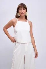 Blusa blanca sin mangas con tirantes finos y escote cuadrado.