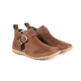 Bota baja de cuero color marrón, estilo botín con elásticos laterales y tira con hebilla metálica ajustable. Cuenta con costuras decorativas pespunteadas y suela de goma con relieve.