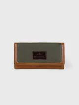 Billetera combinada de cuero en tonos marrón y camel, con solapa frontal de pelo vacuno estampado y detalle de placa con el logo de la marca.