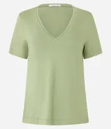 Blusa básica de manga corta con cuello en V, confeccionada en tejido de viscosa con elastano. Presenta un diseño liso y corte ajustado.