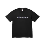 Remera Supreme de manga corta en color negro, con estampado gráfico frontal de calaveras formando letras de estilo gótico.