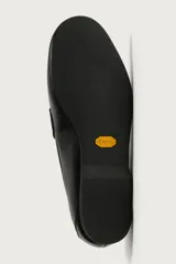 Mocasín de vestir negro de piel, con detalle de antifaz en el empeine, horma redonda y suela de goma Vibram. Colección especial Aaron Levine x Zara.