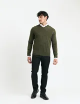 Sweater de punto con escote en V y manga larga, confeccionado en tejido acrílico con textura suave.
