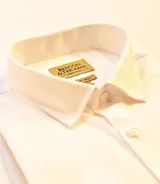 Camisa de vestir blanca marca Benson & Thomas, de corte clásico y fácil planchado.