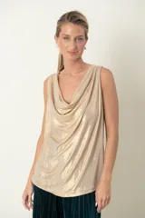 Blusa sin mangas de acabado laminado color dorado, con diseño reversible de cuello buche y corte holgado.