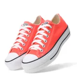 Championes urbanos Converse modelo Chuck Taylor All Star Lift, color rojo con plataforma blanca y detalles en negro.