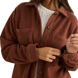 Campera tipo shacket de polar color marrón, con cierre frontal de botones, cuello clásico y dos bolsillos frontales a la altura del pecho.