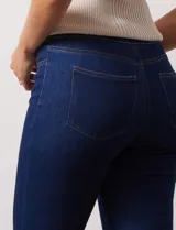 Jegging azul denim de calce ajustado, con pretina elastizada, bolsillos delanteros simulados y bolsillos traseros aplicados. Marca Zac & Rachel.