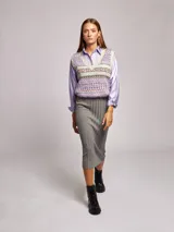 Falda midi gris acanalada de viscosa y poliamida.