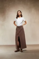 Falda larga de denim color marrón chocolate, tiro alto, con lazo de ajuste en la cintura y abertura frontal pronunciada.