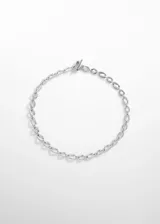 Collar de cadena con eslabones metálicos entrelazados y cierre de barra en T.