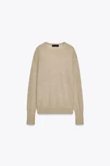 Jersey de punto de cashmere extrafino, con cuello redondo y manga larga, de corte clásico y textura suave.