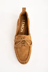 Mocasín marrón de gamuza con cordones y detalle de costuras en la puntera.