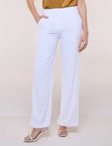 Pantalón sastrero blanco de tiro alto, corte wide leg y pierna ancha con caída fluida. Cuenta con cintura ancha lisa, cierre frontal oculto y bolsillos laterales.