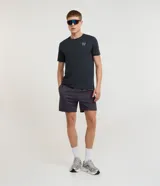 Bermuda masculina color gris oscuro con textura de microperforaciones, cintura elástica con cordón ajustable y bolsillos.
