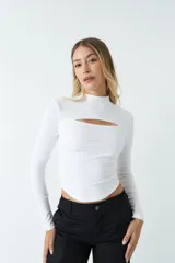 Top rojo de punto canalé, de manga larga y cuello alto con abertura en el pecho.