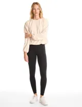 Legging de tiro alto confeccionada en algodón elástico con cintura ancha modeladora. Presenta un calce ajustado y tejido opaco de tacto natural.