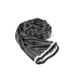 Pashmina de tejido plisado con diseño de rayas horizontales en blanco y negro. Presenta un acabado con borde en contraste.