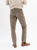 Pantalon de pana de corte recto y color azul marino, con cierre de boton y cremallera.