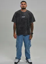 Remera No Basic de corte boxy fit, con lavado artesanal efecto nevado y estampa frontal minimalista con la frase 'No Basic'.