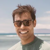 Lentes de sol Sunski Madrona con montura rectangular de acetato color carey y lentes polarizadas marrones que bloquean el 100% de los rayos UVA/UVB/UV400.