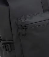 Mochila urbana de diseño estructurado con acabado engomado, cierre tipo roll-top con hebilla ajustable, bolsillo frontal con cremallera y correas traseras ajustables.