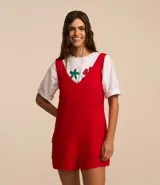 Enterito corto de Blue Steel confeccionado en viscosa, con escote en V tanto en el frente como en la espalda, breteles anchos y bolsillos laterales.