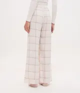 Pantalón de pijama Lov de corte holgado, confeccionado en franela con estampado de cuadros. Presenta cintura elástica y detalle de botones decorativos en la parte frontal.