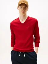 Sweater de punto rojo con cuello en V, manga larga, puños y bajo acanalados, y pequeño logo bordado en el pecho.