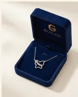 Collar de plata 925 con dije en forma de mariposa que contiene la palabra 'mama' calada en su interior.
