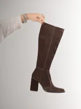 Botas altas de gamuza color marrón chocolate, con taco cuadrado y punta fina.